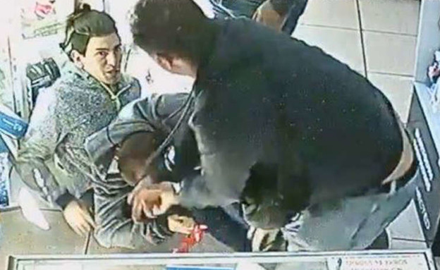 בני הזוג הותקפו בחנותם בידי שלושה גברים (צילום: יוטיוב )