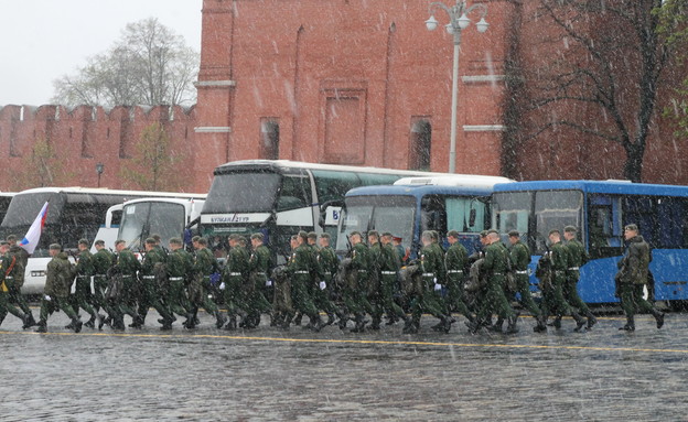 חיילים בשלג בכיכר האדומה, מוסקבה (צילום: ינון בן שושן, mako חופש)