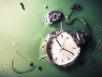 שעון שלא מראה מה השעה  (צילום: By Dafna A.meron, shutterstock)