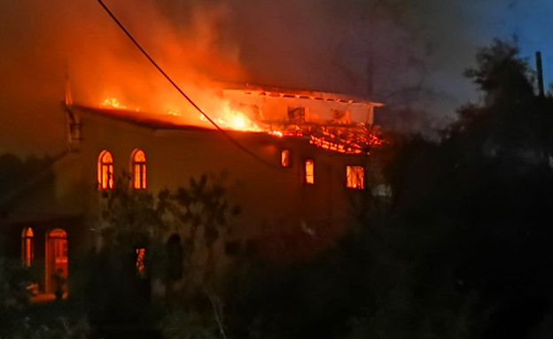 עשרות בתים עלו באש. מבוא מודיעים (צילום: החדשות)