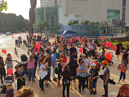 הפגנת הורים בכיכר הבימה (צילום: החדשות)