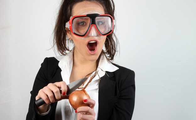 חותכת בצל עם משקפת חותכת בצל עם משקפת