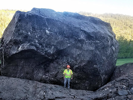 אדם מדגים את גודל הסלע (צילום: SKYNEWS‎, חדשות)