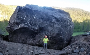 אדם מדגים את גודל הסלע (צילום: SKYNEWS‎, חדשות)