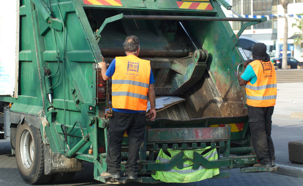 עובדים במשאית זבל - למצולמים אין קשר לכתבה (אילוסטרציה:  ElRoi / Shutterstock)
