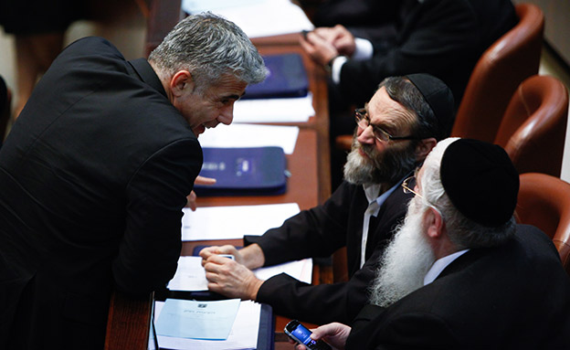 התקרבות בין הצדדים? גפני ולפיד (צילום: יונתן זינדל, פלאש 90, חדשות) התקרבות בין הצדדים? גפני ולפיד (צילום: יונתן זינדל, פלאש 90, חדשות)