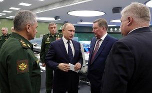 פוטין מבקר במתקן צבאי (צילום: רויטרס, חדשות)
