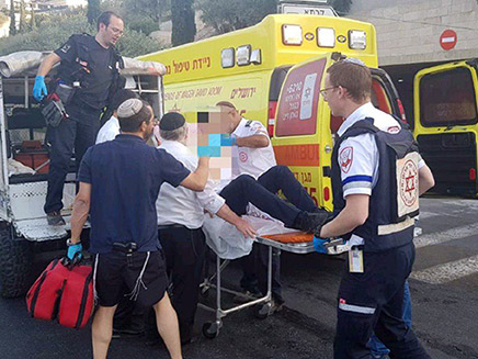 פינוי הפצוע מבית הכנסת חורבה (צילום: דוברות מד
