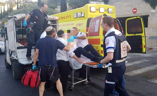 פינוי הפצוע מבית הכנסת חורבה (צילום: דוברות מד"א, חדשות)