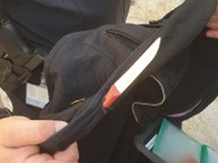 הסכין שנתפסה במעבר קלנדיה (צילום: דוברות המשטרה, חדשות)