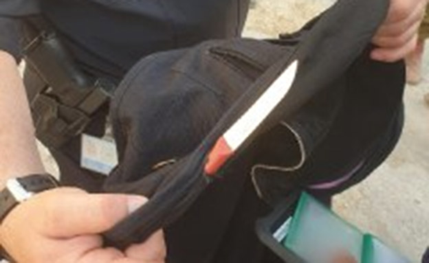 הסכין שנתפסה במעבר קלנדיה (צילום: דוברות המשטרה, חדשות)