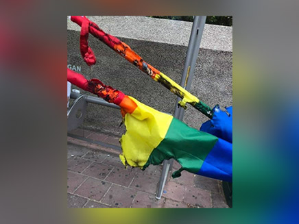 דגלי הגאווה שנשרפו (צילום: מתוך דף הפייסבוק של ראש העיר, חדשות)