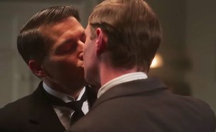 נשיקה גאה באחוזת דאונטון (צילום: יוטיוב )