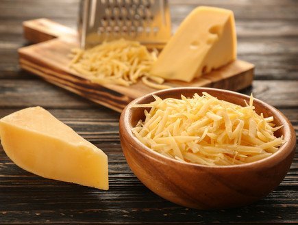 גבינה צהובה (צילום: shutterstock By Africa Studio)