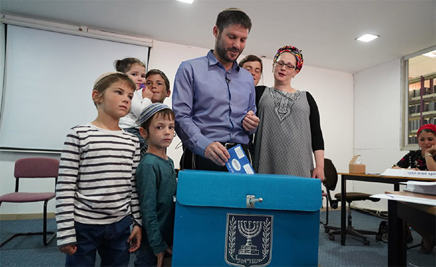 הח"כ מצביע בבחירות עם משפחתו, השנה (צילום: הלל מאיר/TPS, חדשות)