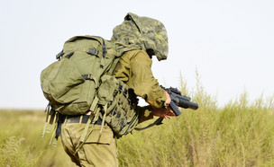 חייל צה"ל ירה (צילום: Ran Zisovitch, shutterstock)