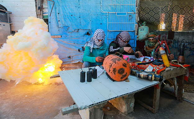 אנשי חמאס מכינים מטענים (צילום: עבד רחים אל ח'טיב / פלאש 90‎, חדשות)