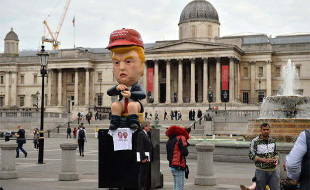 הפגנה נגד טראמפ, לונדון (צילום: Sky News, חדשות)