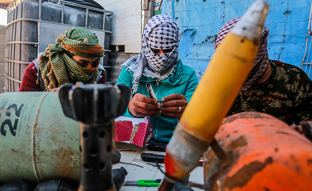 אנשי חמאס מכינים מטענים (צילום: עבד רחים אל ח'טיב / פלאש 90‎, חדשות)