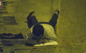 ויקטור אנגולו לומד תחת פנס רחוב (צילום: סקיי ניוז, חדשות)