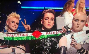 הלהקה האיסלנדית עם דגל פלסטין (צילום: באדיבות כאן 11, חדשות)