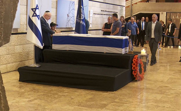 כבוד אחרון של הנשיא לרעייתו, היום (צילום: החדשות) כבוד אחרון של הנשיא לרעייתו, היום (צילום: החדשות)
