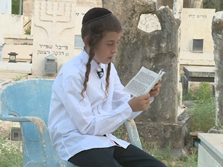 נתן בבית העלמין (צילום: החדשות)