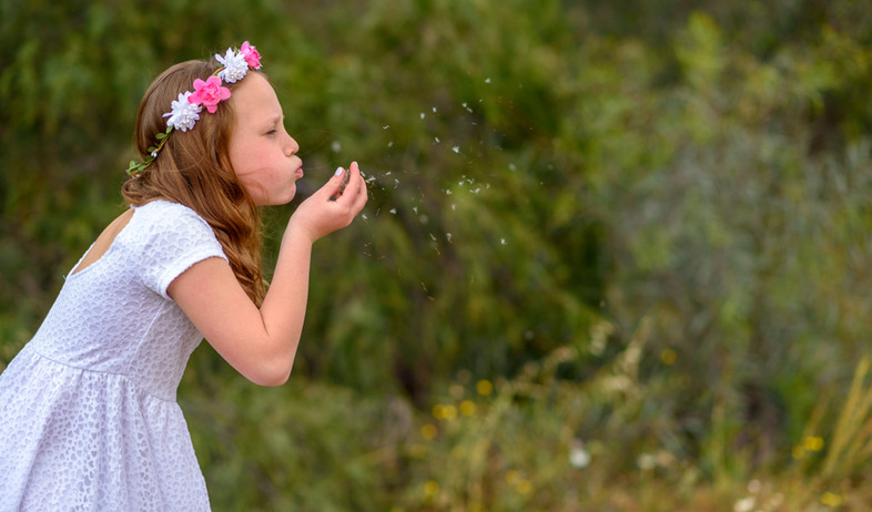 ילדה עם זר פרחים בשדה (אילוסטרציה: By Dafna A.meron, shutterstock)