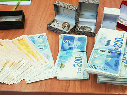 המזומנים שנמצאו אצל החשודה המרכזית (צילום: דוברות המשטרה, חדשות)