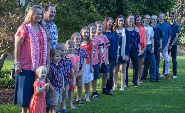 משפחה עם 16 ילדים (צילום: האתר הרשמי)