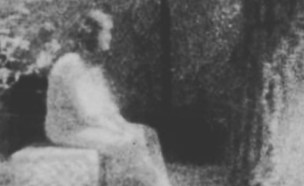 האישה בלבן (צילום: אינסטגרם\santabarbaraparanormalsociety)