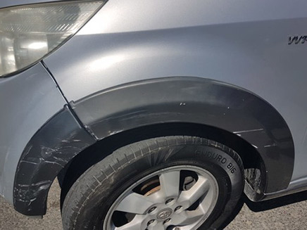 הנזק שנגרם לרכב השכור (צילום: מאקו‎, חדשות)