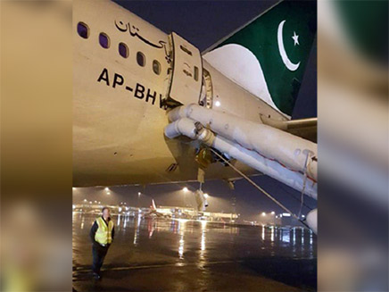 חיפשה שירותים ופתחה את דלת המטוס (צילום: התקשורת בפקיסטאן, חדשות)