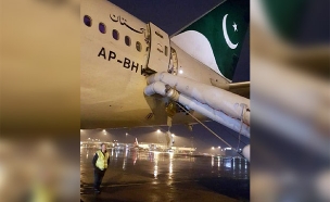 חיפשה שירותים ופתחה את דלת המטוס (צילום: התקשורת בפקיסטאן, חדשות)