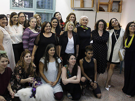הנשים המשתתפות וצוות הקורס, אמש (צילום: אלון קפל, חדשות)