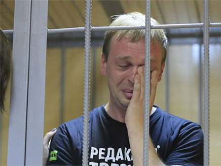 האישומים בוטלו. גולונוב במעצר (צילום: sky news, חדשות)