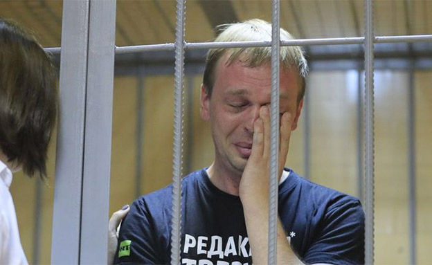 האישומים בוטלו. גולונוב במעצר (צילום: sky news, חדשות)