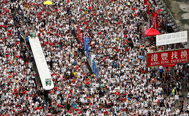 הפגנת ענק בהונג קונג (צילום: רויטרס, חדשות)