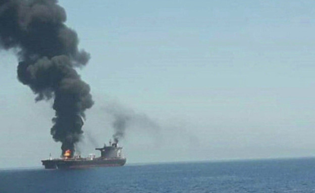 מכלית עולה באש (צילום: מתוך הטוויטר של אל-ערביה)
