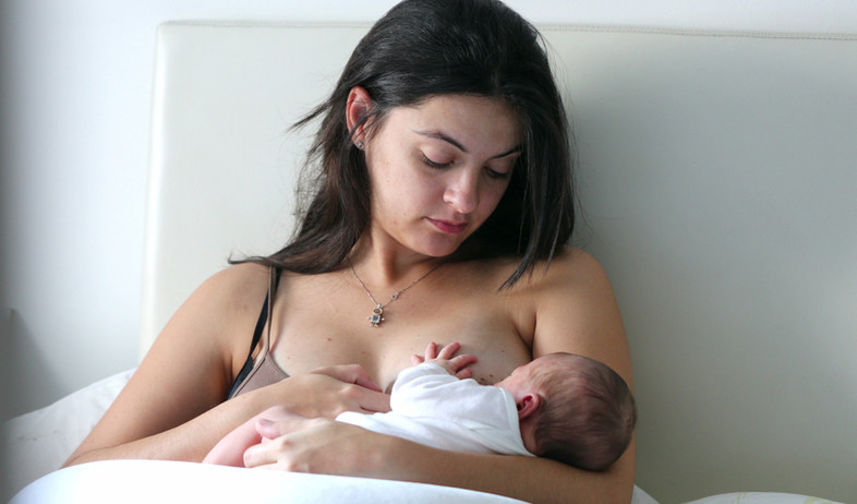 אישה מניקה תינוק (אילוסטרציה: By Dafna A.meron, shutterstock)