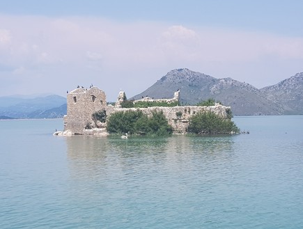 המבצר באגם סקאדר (צילום: נעמה ברקן)