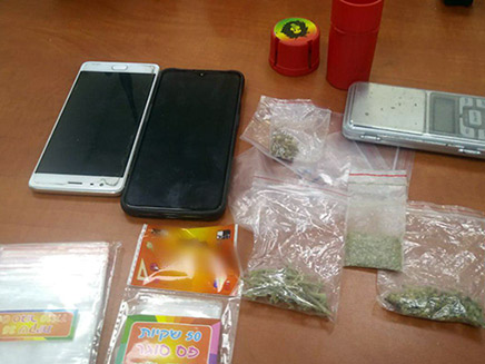 הסמים שנתפסו בבית החשוד (צילום: דוברות המשטרה, חדשות)