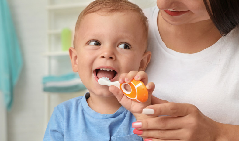 ילד מצחצח שיניים עם אימו (אילוסטרציה: By Dafna A.meron, shutterstock)