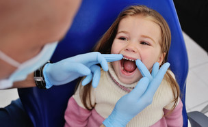 ילדה אצל רופא שיניים (אילוסטרציה: By Dafna A.meron, shutterstock)