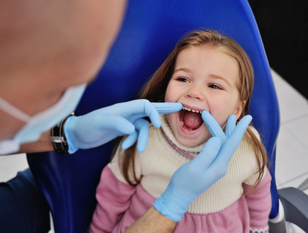 ילדה אצל רופא שיניים (אילוסטרציה: By Dafna A.meron, shutterstock)