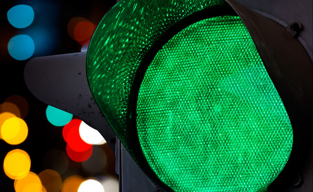 רמזור ירוק בלילה (צילום: Evannovostro, Shutterstock)