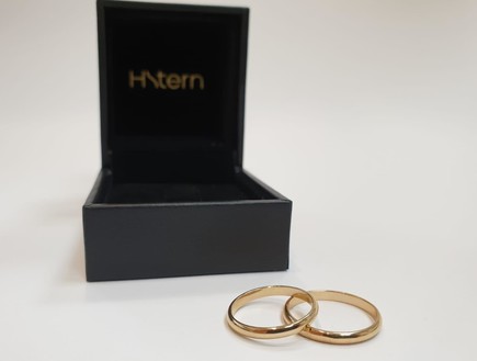הטבעות שיענדו אגם ובן זוגה עוצבו על ידי חברת Hstern (יח''צ: יחסי ציבור,  יח