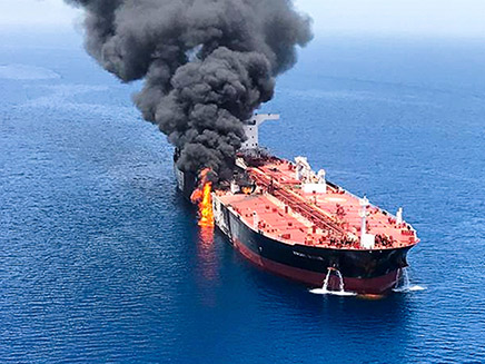 מכליות נפט נפגעו במפרץ, החודש (צילום: AP, חדשות)