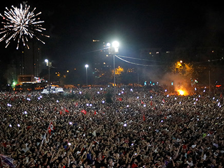חגיגות בניצחון באיסטנבול (צילום: רויטרס, חדשות)