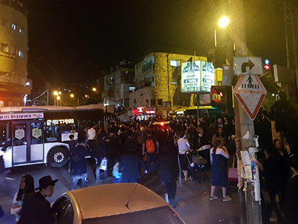 מאות חרדים מוחים על מעצר נערות, הערב (צילום: TPS, חדשות)